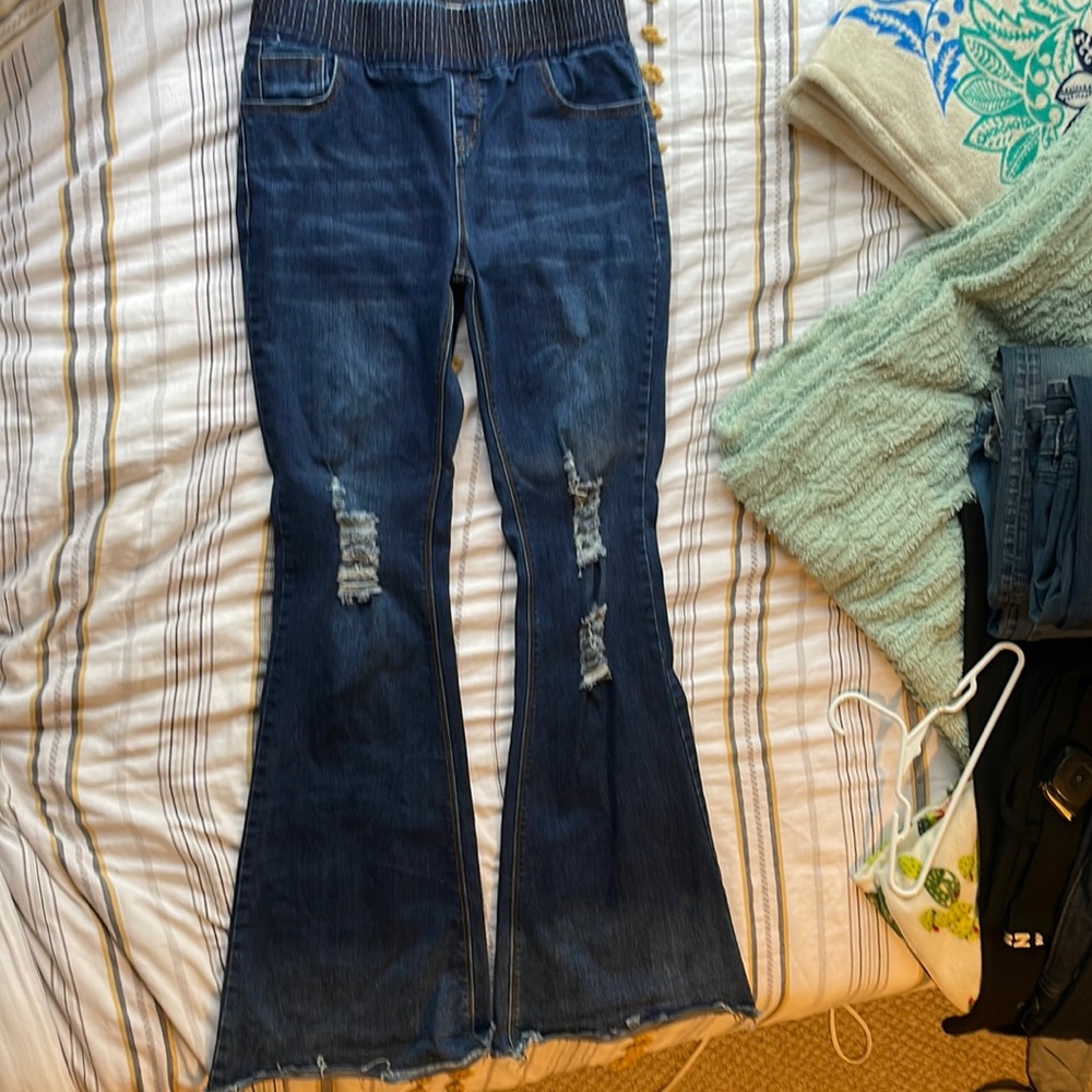 Frayed hem flare jeans